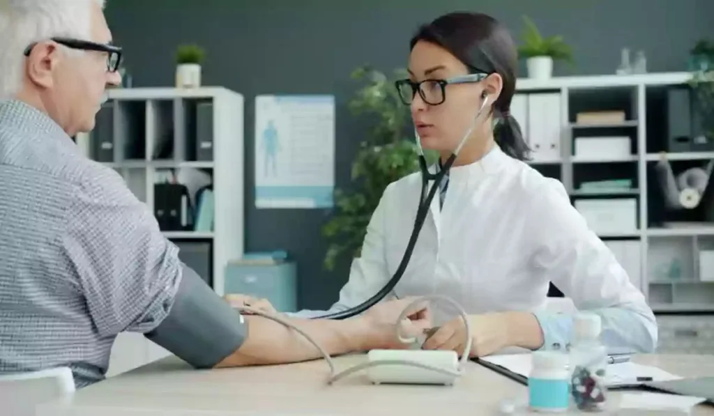 ब्लड प्रेशर आजकल हर घर की समस्या बन गया है, लेकिन इसे दवाइयों पर निर्भर हुए बिना भी नियंत्रित किया जा सकता है। सही खानपान, योग, ध्यान और घरेलू नुस्खों को अपनाकर ब्लड प्रेशर को जड़ से खत्म किया जा सकता है। आइए जानें आसान और प्रभावी उपाय।